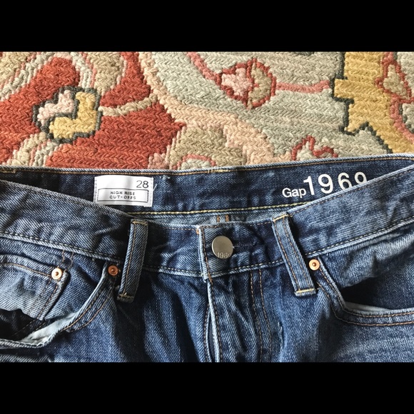 GAP high rise cut offs - Picture 2 of 4
